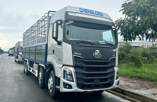 TẢI THÙNG CHENGLONG 4 CHÂN H7 THÙNG CAO 2M5